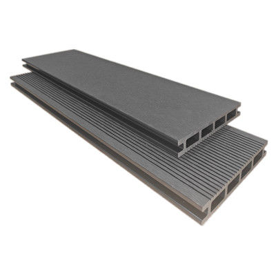 کفپوش شیک WPC در فضای باز برای فضای طبیعی تزئین شده است