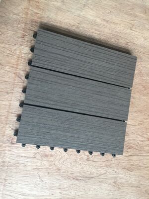 کاشی های عرشه WPC در فضای باز خانه 30x30CM کفپوش بادوام DIY با ظاهر چوب طبیعی